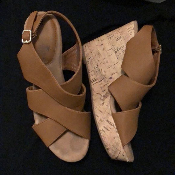 Size 8 Tan Montego Bay Club (Payless) Wedges - Picture 7 of 8